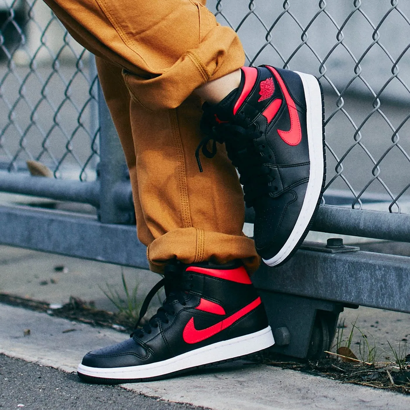 Air Jordan 1 Wmns Mid 'Siren Red'